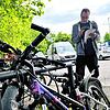 Stefan Gattenlöhner von Indigo kontrolliert in der Stadt Konstanz regelmäßig öffentliche Plätze nach Fahrradleichen. Findet er welche, ...