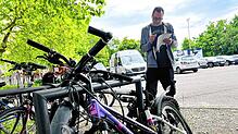 Stefan Gattenlöhner von Indigo kontrolliert in der Stadt Konstanz regelmäßig öffentliche Plätze nach Fahrradleichen. Findet er welche, ...