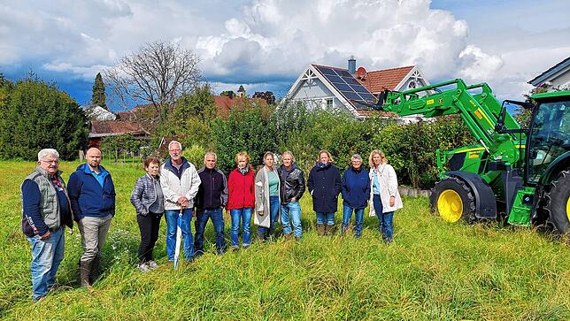 Sogar noch höher als die Baggergabel könnten die Solarpaneele werden. Das ärgert (von links): Willi Braunbarth, Stefan Risch, Regina ...