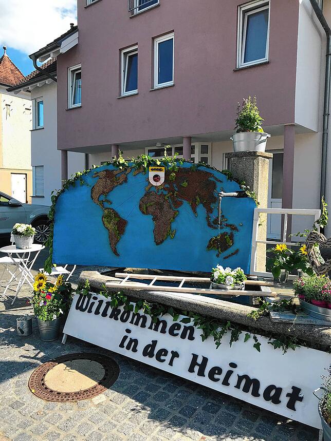 (Archivbild) Ein zu den Heimattagen 2023 geschmückter Brunnen zeigt die Verbundenheit von Orsingen mit früheren Einwohnern in aller Welt.