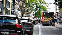 Viel Verkehr in der Altstadt von Konstanz am Schweizer Nationalfeiertag, 1. August, während das Parkhaus Europabrücke an diesem Tag eher ...