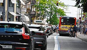 Viel Verkehr in der Altstadt von Konstanz am Schweizer Nationalfeiertag, 1. August, während das Parkhaus Europabrücke an diesem Tag eher ...