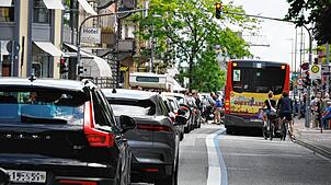 Viel Verkehr in der Altstadt von Konstanz am Schweizer Nationalfeiertag, 1. August, während das Parkhaus Europabrücke an diesem Tag eher ...
