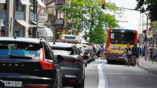 Viel Verkehr in der Altstadt von Konstanz am Schweizer Nationalfeiertag, 1. August, während das Parkhaus Europabrücke an diesem Tag eher ...