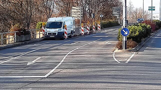 Auf der Villinger Stadtbrücke ist seit Wochen eine Spur gesperrt. Derzeit wird das Geländer repariert.