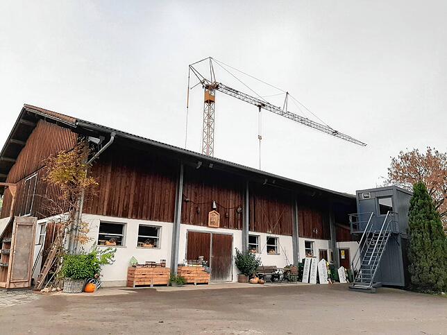 Der alte Stall wird komplett umgebaut. Hier entstehen ein Ladencafé, eine Verkaufsfläche, ein Veranstaltungsraum sowie ein kleines Büro.