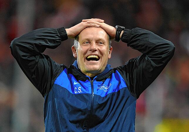 In der Winterpause der Spielzeit 2011/2012 übernimmt Streich die Aufgabe als Cheftrainer: Bereits beim ersten Spiel kann er sich beim ...