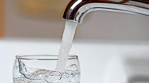 Die Chemikalie Trifluoracetat (TFA) belastet zunehmend das Trinkwasser. Davor warnt jetzt die Arbeitsgemeinschaft der Wasserwerke ...