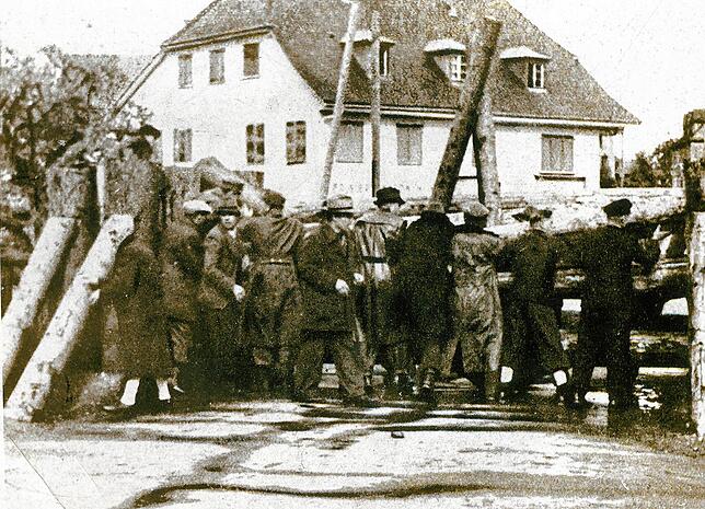 Mehrfach wurden die Panzersperren rund um Singen auf- und wieder abgebaut. Als die französischen Truppen anrückten, waren die Wege ...