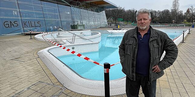 Betriebsleiter Jochen Birsner am Außenbecken, das nun abgelassen werden muss.