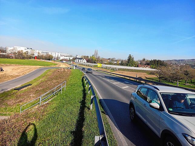 Auf diesem Foto ist auch erkennbar, dass sich die Baustelle weit Richtung Bergheim ziehen wird. Dort muss das künftige Wohngebiet ...