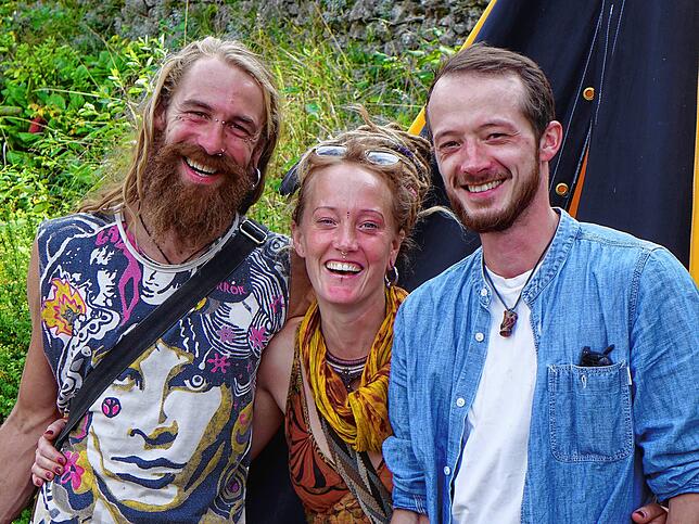 Dana Jung freut sich mit ihren Brüdern Lukas Bronner (links) und Joscha über den Jahrmarkt und das Drachenfest. Foto: Heinrich Sturm