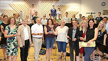 Mit Vorfreude erwarten sie die Reise nach China und probieren schon einmal aus, wie die Ess-Stäbchen in der Hand liegen. Von links: ...