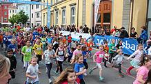 Schüler der Klassen zwei und jünger treten beim Bambinilauf anlässlich des fünften "Lake Estates Halbmarathon" am 19. und 20. Mai in ...