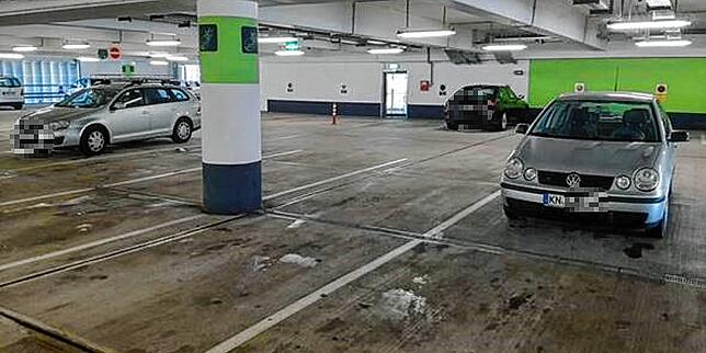 Viele Lücken, kein Auto mit Schweizer Kennzeichen: Parkdeck des Edeka Baur in Konstanz, aufgenommen von einem SÜDKURIER-Leser am 13. Januar.