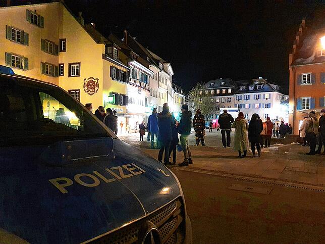 Auf der Hofstatt ist am Samstagabend einiges los. Doch schon nach einer kurzen Zeit hat die Polizei die Lage unter Kontrolle und die ...