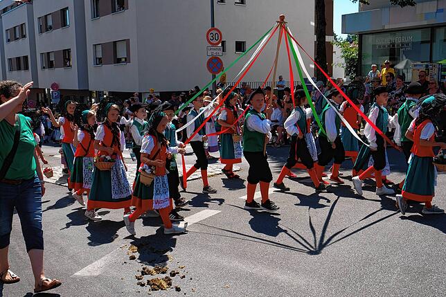 Die Grundschule Ailingen zeigt die Ailinger Tracht.
