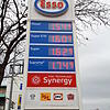 Spritkosten an einer Tankstelle in Friedrichshafen. In Österreich sind sowohl Diesel als auch Benzin deutlich günstiger. Aber lohnt sich ...