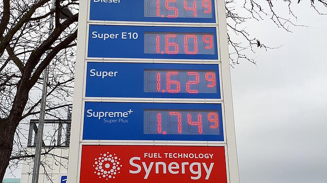 Spritkosten an einer Tankstelle in Friedrichshafen. In Österreich sind sowohl Diesel als auch Benzin deutlich günstiger. Aber lohnt sich ...