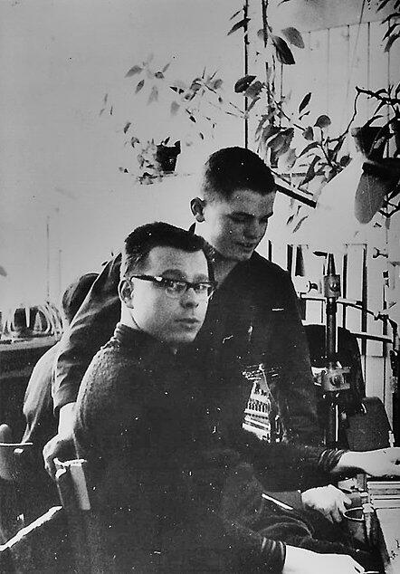 1960 an der Kartenschlagmaschine der Wehra: Kartenschläger Robert (Roby) Gampp und Teppichweber-Lehrling Werner Kramer.