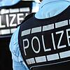 Zwei Polizisten im Einsatz. In Meersburg sucht die Polizei nach einem älteren Mann, der am Bodenseeufer nackt als Exhibitionist auftrat.
