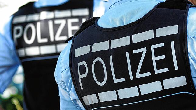 Zwei Polizisten im Einsatz. In Meersburg sucht die Polizei nach einem älteren Mann, der am Bodenseeufer nackt als Exhibitionist auftrat.