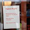 &bdquo;Maximal drei Kunden im Laden&ldquo;: In diesem Geschäft in der Kanzleistraße in Konstanz wird auf die Hygiene-Regeln und den noch ...