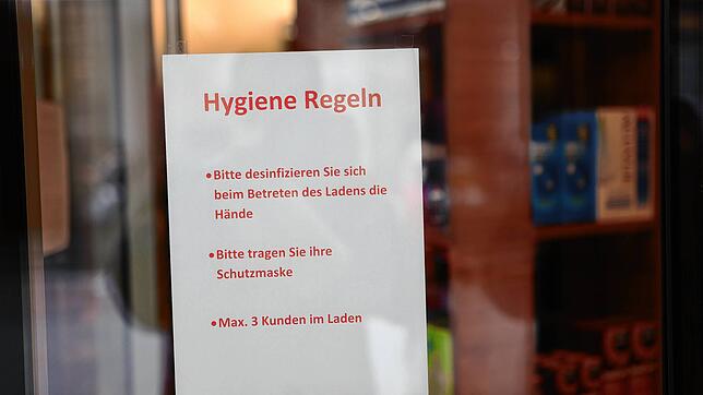 &bdquo;Maximal drei Kunden im Laden&ldquo;: In diesem Geschäft in der Kanzleistraße in Konstanz wird auf die Hygiene-Regeln und den noch ...