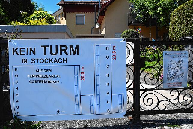Sichtbarer Protest: Ein Plakat an einem der Anliegergrundstücke.
