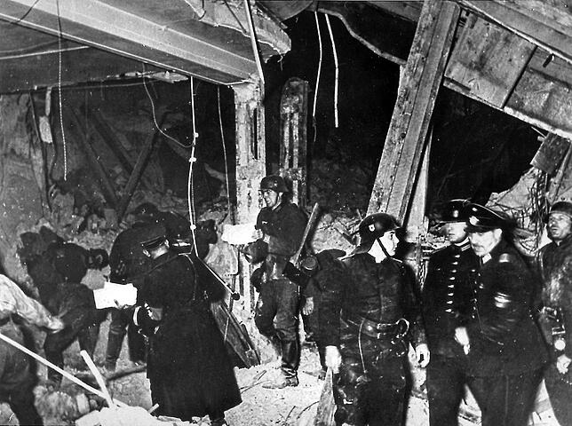 Das Archivbild vom November 1939 zeigt Aufräumarbeiten nach dem Bombenattentat auf Adolf Hitler im Münchner Bürgerbräukeller. Die Bombe ...
