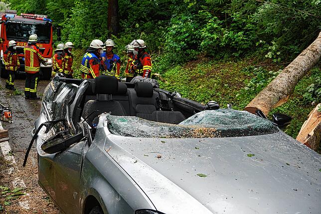 Ein Baum stürzte in Fuchstobel während des heftigen Unwetters am 29. Juni auf das Auto einer jungen Frau, die noch an der Unfallstelle ...