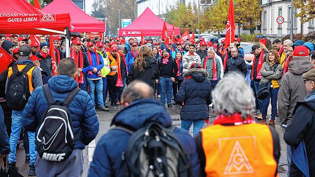 Vor dem Werkstor in der Schützenstraße: Etwa 250 Beschäftigte der Allweiler-Pumpenfabrik sind dem Streikaufruf der IG Metall für mehr ...