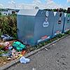Müllsäcke und Kleider liegen neben einem Altglascontainer an der Badstraße in Tiengen. Illegal entsorgter Abfall wird zunehmend zum ...