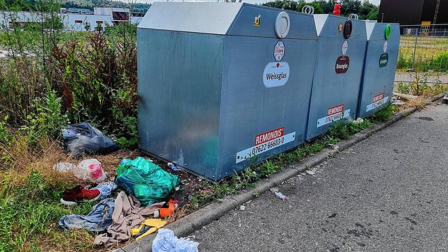Müllsäcke und Kleider liegen neben einem Altglascontainer an der Badstraße in Tiengen. Illegal entsorgter Abfall wird zunehmend zum ...