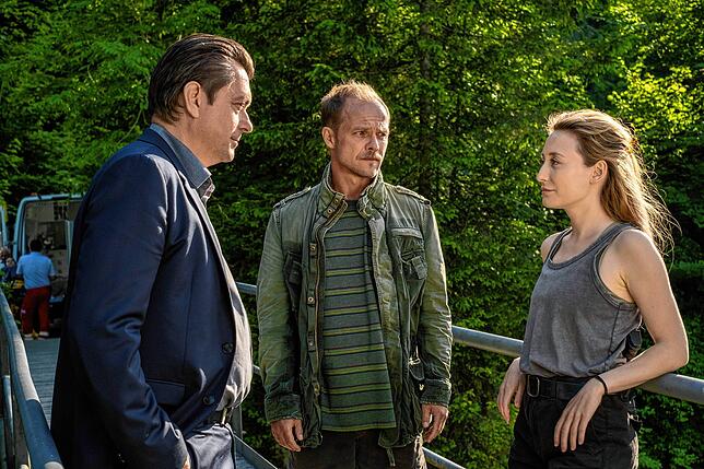 Luisa Hoffmann (Alina Fritsch, rechts) im Gespräch mit ihren Kollegen Thomas Komlatschek (Hary Prinz, links) und Micha Oberländer ...