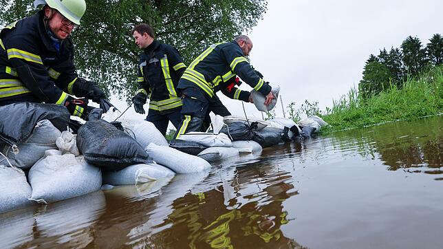 Bei Hochwasser oder anderen Katastrophen sind ehrenamtliche Helfer stark gefordert. (Archivbild)