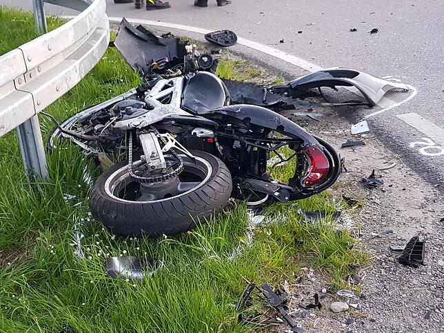 Völlig zerstört wurde dieses Motorrad Anfang Juni nach dem Zusammenprall mit einem Auto im Kreis Waldshut. Der Fahrer überlebte ...