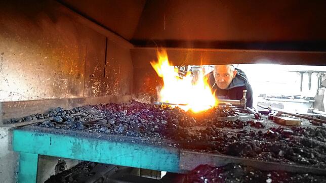 In der Kunstschmiede Peter Klink wird noch wie seit Urzeiten mit offenem Feuer gearbeitet.