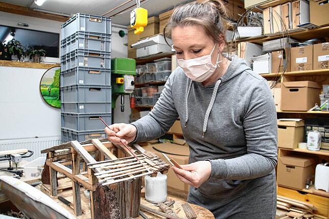 Bild 7: Von der uralten Schindel zur schmucken Weihnachtskunst: So entsteht eine handgebaute Krippe