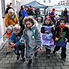 Zeitversetzt und in mehreren Wellen kamen dutzende Kinder auf den Mini-Kinderball der Froschenzunft im Freien und unter 2G-Reglement.