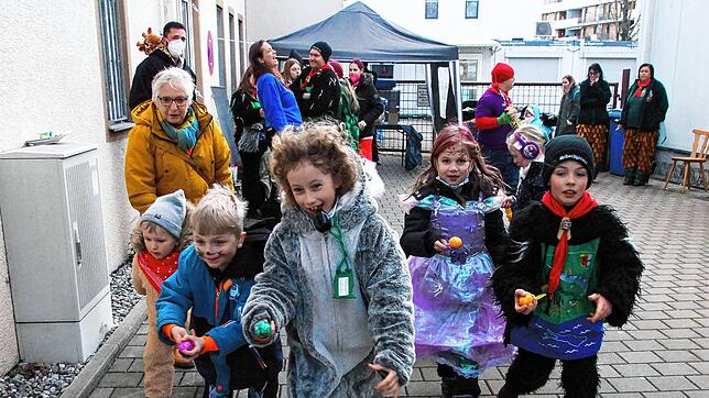 Zeitversetzt und in mehreren Wellen kamen dutzende Kinder auf den Mini-Kinderball der Froschenzunft im Freien und unter 2G-Reglement.