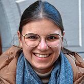Sherin Gärtner liefert Spenden im Klosterkeller ab.