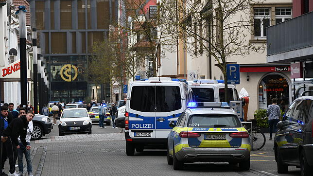 Großeinsatz der Polizei in der Singener Innenstadt: Am Diensttag, 29. März, hatte eine Auseinandersetzung mit 20 bis 30 Beteiligten die ...