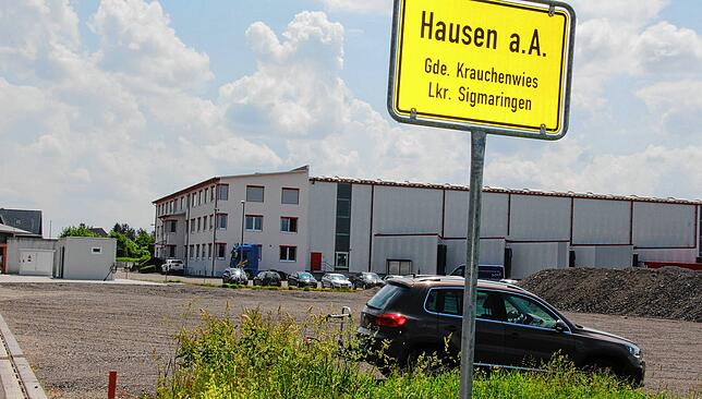 Die Parkflächen für den geplanten Hallenneubau sind schon fertig, jetzt wartet die Firma Kunzelmann aus Hausen a.A. auf die Genehmigung ...