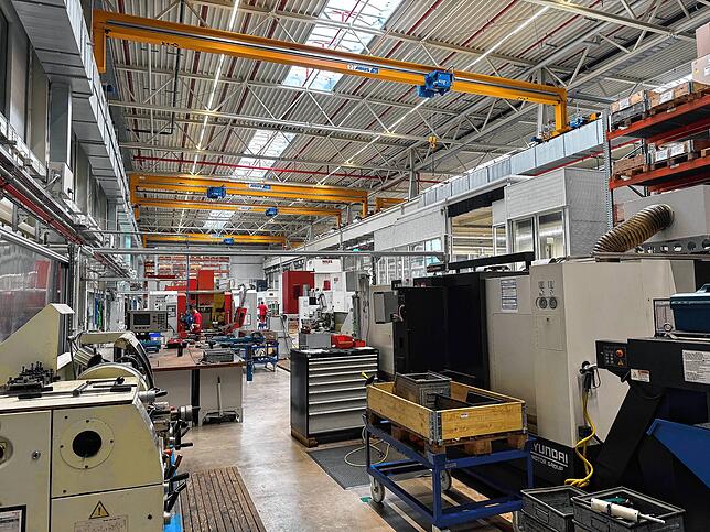 Blick in die Fertigungshalle. Vorn die Lehrwerkstatt, in der Auszubildende das Handwerk erlernen können.