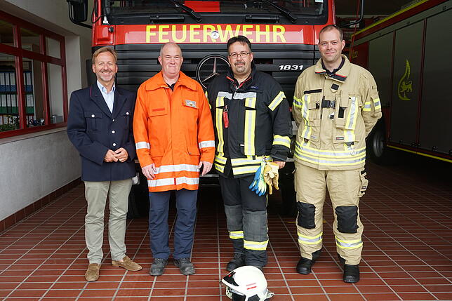 Der Wandel der Einsatzkleidung von damals bis heute: Oberbürgermeister Philipp Frank trägt die Jacke aus Schurwolle aus den 90ern, der ...