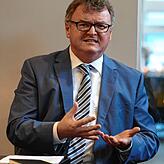 „Albrecht von Brandenstein-Zeppelin hatte und hat keinerlei Rechte an der Zeppelin-Stiftung. Es gibt nichts zu vergleichen“, ...