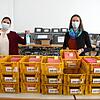 Auch der Schutz vor dem Coronavirus gehört zu den Aufgaben von Manuela Leirer (links) und Cassandra Vatter. Sie bereiten die ...