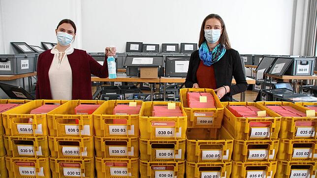 Auch der Schutz vor dem Coronavirus gehört zu den Aufgaben von Manuela Leirer (links) und Cassandra Vatter. Sie bereiten die ...