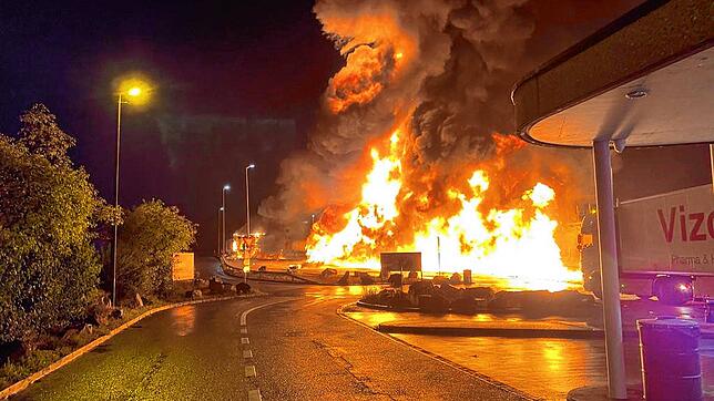 Beim Eintreffen der Feuerwehren standen die Lastwagen bereits im Vollbrand.